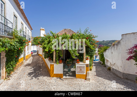 S. Thiago Manor Guest House in Obidos Dorf. Óbidos ist eine sehr gut erhaltene mittelalterliche Stadt, noch innerhalb der Burgmauern. Stockfoto