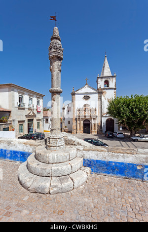 Obidos Stadt Pranger und die Kirche Santa Maria von Direita Street, die Hauptstraße der mittelalterlichen Obidos gesehen. Stockfoto