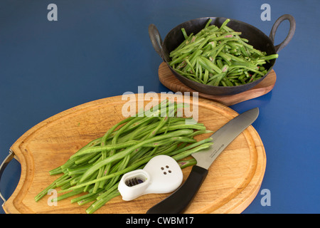 Stangenbohnen, frisch aus dem Garten vorbereitet zum Kochen Stockfoto