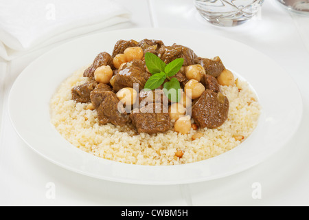 Lammfleisch und Kichererbsen Tajine Couscous serviert. Stockfoto