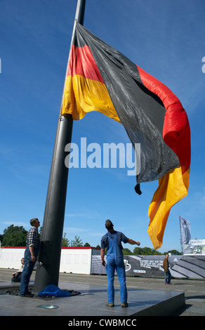 Berlin - Deutschland hissen eine große Fahne vor dem Reichstag Stockfoto