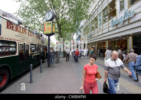 Berlin, Passanten auf dem Kurfürstendamm Stockfoto