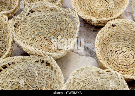 Handgemachte Strohkörbe in einem tunesischen Markt Stockfoto