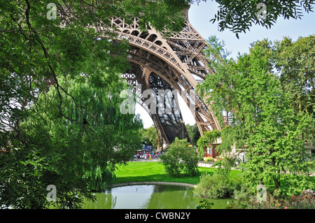 Paris, Frankreich. Eiffelturm - Basis und Gärten in der Champs de Mars Stockfoto