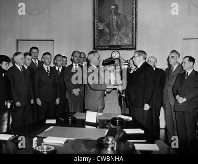 Präsident Harry S. Truman (1884-1972) nimmt Amtseid vom Oberrichter Harlan F. Stone (1872-1946) in der Cabinet Room Stockfoto