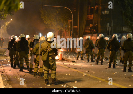 Bereitschaftspolizei konfrontieren Demonstranten während einer massiven anti-Sparmaßnahmen Rallye mit schwere Auseinandersetzungen. Stockfoto