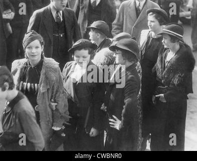 Bonnie und Clyde von Freunden und Verwandten wurden verurteilt, für die Beherbergung Flüchtlinge aus Gerechtigkeit in Dallas Texas, 26. Februar 1935.  L Stockfoto