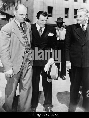 Benny "Bugsy" Siegel (1906 – 1947), verhaftet und in die Obhut des US Marshals in Los Angeles. 1941. Warren Beatty gespielt Stockfoto