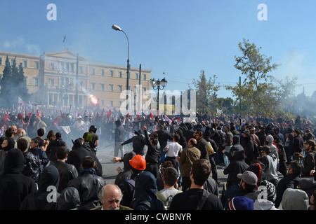 Anarchisten kollidieren mit den Kommunisten vor dem griechischen Parlament während eines allgemeinen Streiks gegen Sparpolitik in Athen. Stockfoto