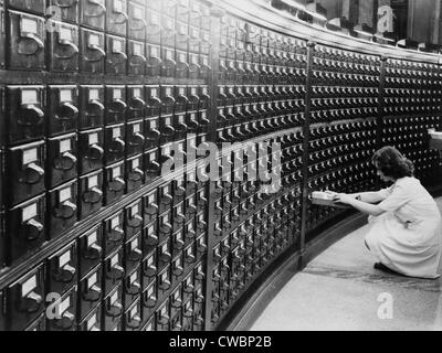 Frau mit den Zettelkatalog am Main Lesesaal der Library of Congress, ca. 1940. Stockfoto