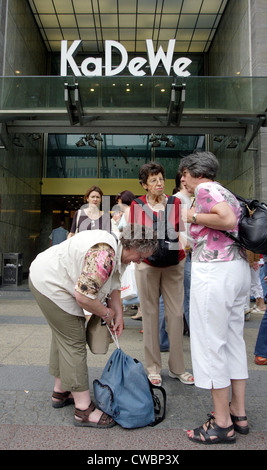 Berlin, senior Group im KaDeWe Stockfoto