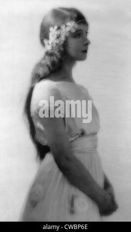 Lillian Gish (1893 – 1993), Stummfilmstar und tragen Blumen in ihrem Haar. 1922-Porträt von Gesellschaft Fotograf, Charles Stockfoto