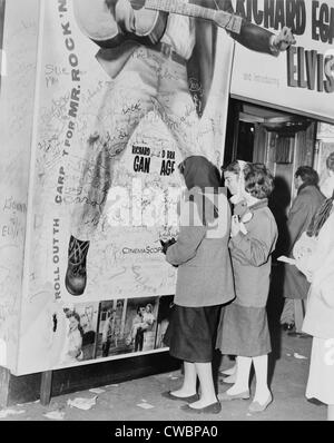 Mädchen im Teenageralter hinzufügen Graffitti, LOVE ME TENDER Filmplakat, Elvis Presleys Film-Debüt. 1956 Stockfoto