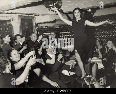 Carol Lawrence (geb. 1932) erhält den Applaus von Freunden und Verwandten feiern ihre Tony-Nominierung ihre Leistung als Stockfoto