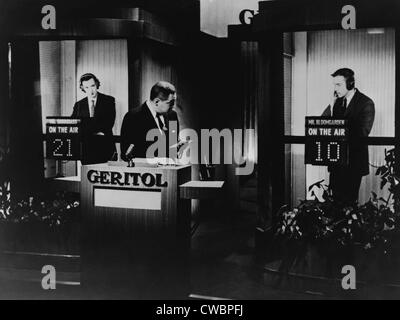 Quiz-Show "21" Host Jack Barry Adressen Teilnehmer Hank Bloomgarden, wie Kollegen Kandidat James Snodgrass blickt auf.  die Show Stockfoto