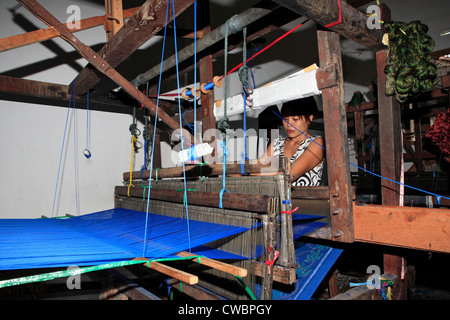 Ein Prozess der Ikat Stoff weben. Das Weben auf einem Footloom. Stockfoto