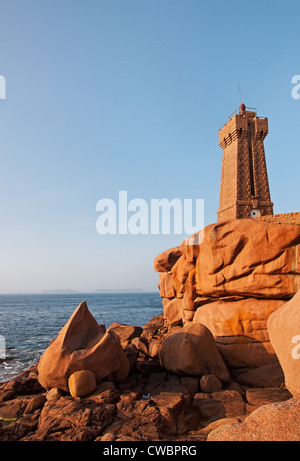 Bild eines Leuchtturms und ikonischen geformten Felsen an der rosa Granit Küste in der Bretagne im Nordwesten Frankreichs. Stockfoto