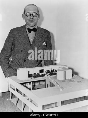 Le Corbusier (1887-1965), Architekt revolutionäre Französisch mit einem Modell seiner ultra-moderne Residenz Villa Savoye. 1935. Stockfoto