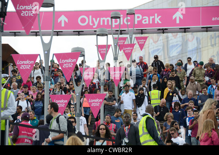 Massen außerhalb der Olympic Park Komplex, Stratford, London, UK Stockfoto
