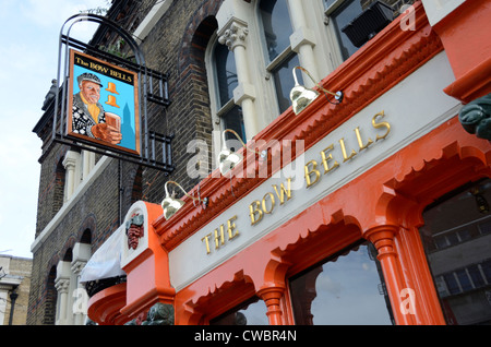 Der Bow Bells Pub in Bow, London, UK Stockfoto