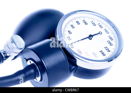 Medizinischen Manometer Nahaufnahme mit einer Glühbirne. Isoliert auf weißem Hintergrund und getönten blau. Stockfoto