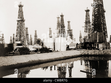 Öl-Bohrtürme in Santa Fe Springs, Kalifornien. 1923. Stockfoto