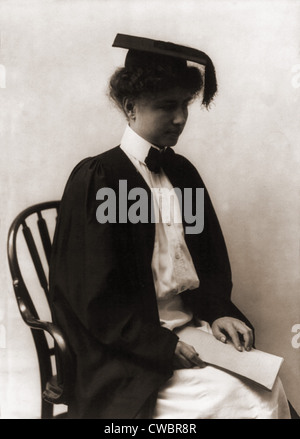 Helen Adams Keller (1880-1968), tragen von akademischen Mütze und Mantel im Jahre 1904. Keller war blind und taub, und brach ihre Ausbildung Stockfoto