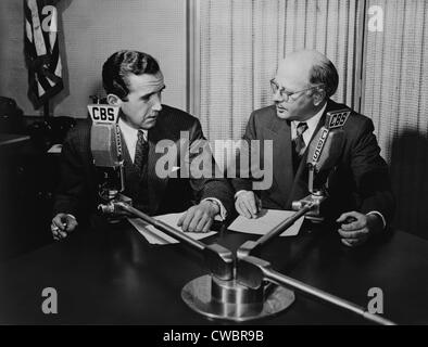 Edward R. Murrow (links) und William L. Shirer, sitzt hinter CBS News Mikrofone, ca. 1940. Ihre Radio-Berichterstattung der Nazi Stockfoto