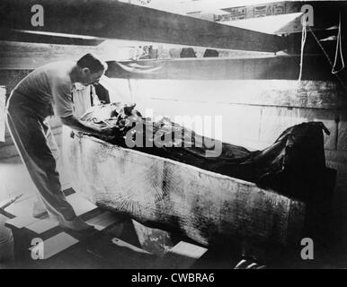 Howard Carter (1874-1939), ein Leichentuch über den inneren Sarg von Tutanchamun zurück. März 1926. Stockfoto