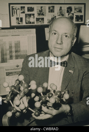 Melvin Calvin (1911 – 1997), 1961 Nobelpreis gewann amerikanischer Chemiker, ein Modell der Saccharose-Molekül. Stockfoto