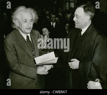 Albert Einstein (1879-1955), sein Zertifikat der amerikanischen Staatsbürgerschaft erhalten. Einstein verließ seine Heimat Deutschland nach der Stockfoto