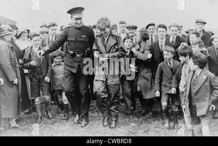 Amelia Earhart (1897-1937), umgeben von der Schar von Bewunderern in London am 1. Juni 1932. Sie wurde als die erste Frau, angefeuert. Stockfoto