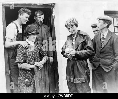 Amelia Earhart (1897-1937), mit Herrn & Mrs Laughlin (links), in Culmore, Nordirland. Sie waren die ersten Menschen sie Stockfoto