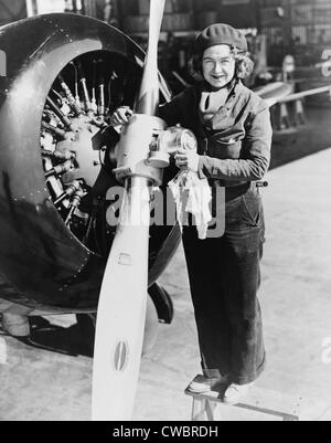 Laura Ingalls (1901 – 1967), amerikanischer weiblicher Flieger oben auf der Leiter, die Aufrechterhaltung eines Flugzeug-Propellers. Im Jahr 1934 absolvierte sie eine solo Stockfoto