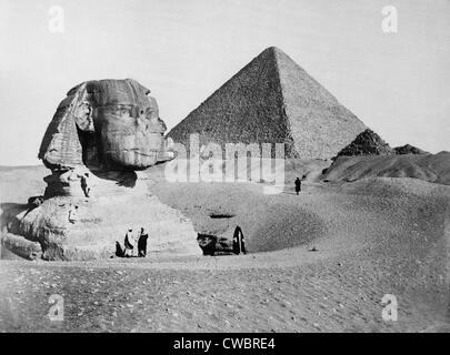 Die große Sphinx mit der Pyramide des Pharao Cheops im Hintergrund. 1877-Foto von französischen Fotografen Henri Bechard. Stockfoto