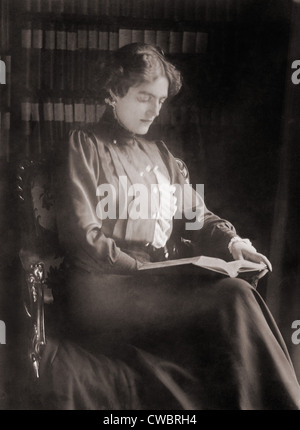 Clementine Churchill (1885 – 1977), Frau des britischen Politikers Winston Churchill, ein Buch zu lesen. Ca. 1910 Stockfoto