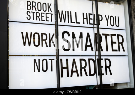 "Work Smarter nicht härter" Zeichen in eine Beschäftigung Recruitment Agentur Fenster Stockfoto