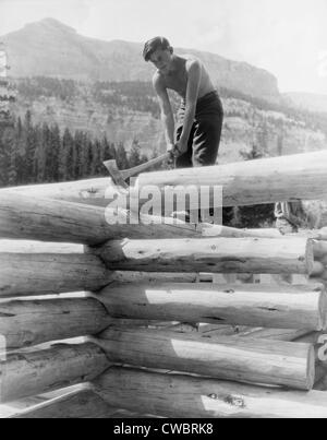 Civilian Conservation Corp Arbeitnehmer schneiden eine verkraftbar Gelenk am Blockhaus an Granite Creek, Teton National Forest, Wyoming im Jahr 1937. Stockfoto