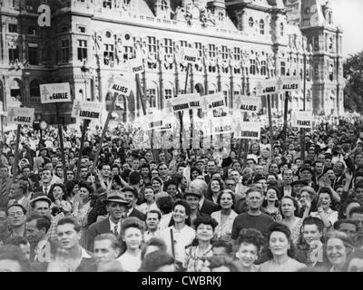 Befreiten französischen Publikum demonstrieren ihre Freude im Hotel de Ville, Paris, mit Zeichen, die Charles De Gaulle, feiert die Stockfoto