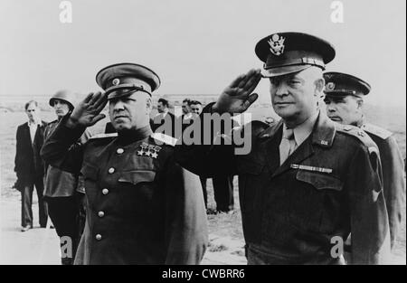 Als Sieger des zweiten Weltkriegs Kommandanten, Marschall Georgii Zhukov und General Dwight Eisenhower, salutieren, als Eisenhower besucht Stockfoto