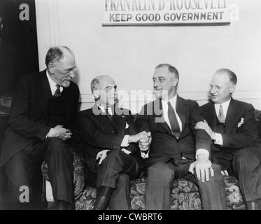 Neu gewählte Gouverneur von New York, Franklin Roosevelt mit seinem demokratischen Verbündeten. Von links nach rechts: Henry Morgenthal; Herbert Stockfoto