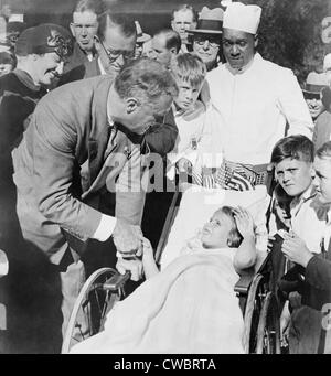 Franklin, Gouverneur von New York, Kampagnen für Präsident 1932 an ein junges Mädchen im Rollstuhl am warmen grüßt Stockfoto