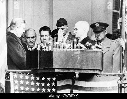 Truman den Amtseid als Vice President bei der U.S. Capitol. Ganz links steht der scheidenden Vice President Stockfoto