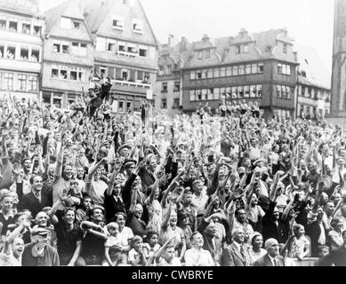 Deutschen Bewunderer jubeln Max Schmeling mit Hitlergruß im Rathaus in Frankfurt, Deutschland. Am 19. Juni 1936 gewann Schmeling Stockfoto