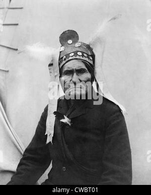 Geronimo (1829 – 1909), Chiricahua Apache Krieger, bei den Pan-American Exposition, Buffalo, New York, wo er für die Besucher erschienen. Stockfoto