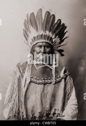 Geronimo (1829 – 1909), Chiricahua Apache Krieger in indische Kleidung und Federschmuck. 1907. Stockfoto