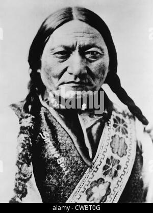 Bull (1831-1890)-Lakota-Sioux in 1885 Porträt während seiner Jahre als Tänzerin in Buffalo Bills Wild West Show sitzen. Stockfoto