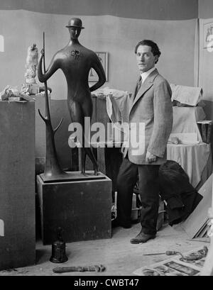 Elie Nadelman (1882-1946), Polen geborenen amerikanischen Bildhauer in seinem Atelier mit eines seiner bekanntesten Werke, MAN IN THE OPEN AIR, Stockfoto