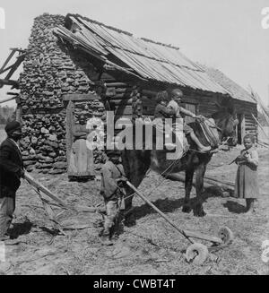 African American Farm-Familie außerhalb ihrer Blockhaus Haus in North Carolina. Für viele Subsistenz-Landwirtschaft und ländliche Armut Stockfoto