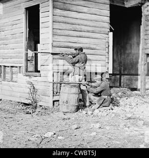 Afrikanische amerikanische Soldaten wollen ihre Gewehre an einer Zaunlatte Station in der Nähe von Dutch Lücke Canal, Virginia. November 1864. Stockfoto